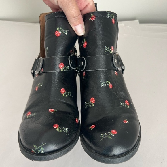 Madden Girl Finnian - Black Boot/Roses Size 7 - Picture 3 of 12
